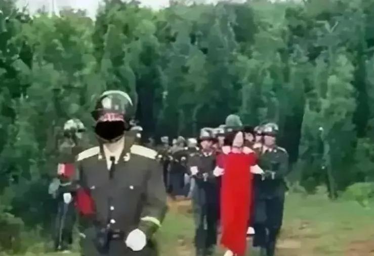 1999年，美女死刑犯尹艳萍，在即将被执行枪决之前，女狱狱警问她：“你还有什么愿