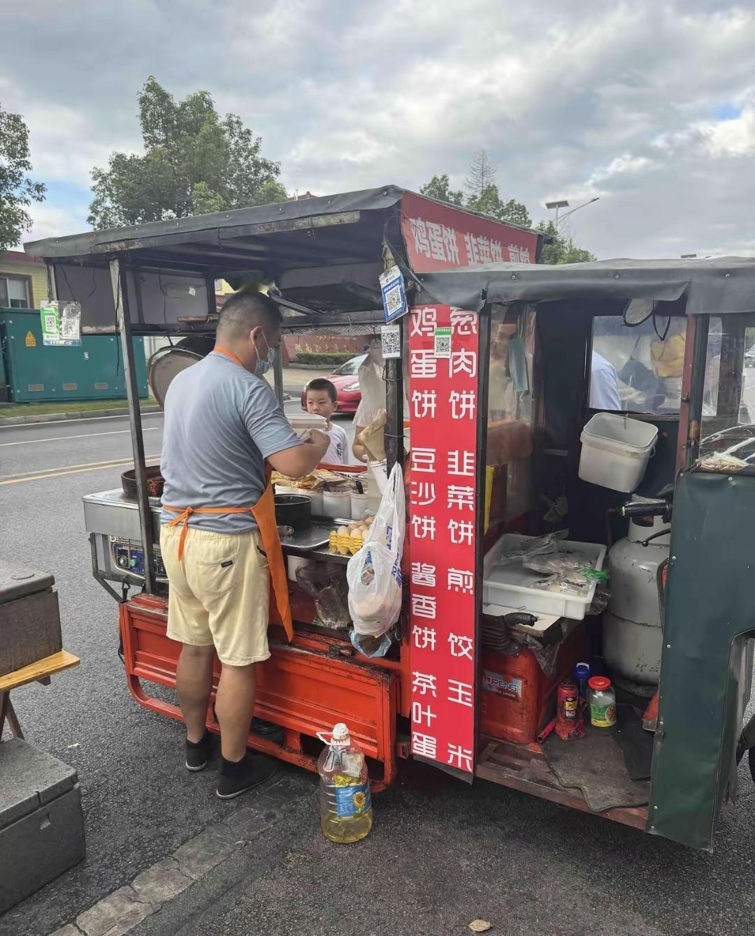 家人们，千万不要瞧不起街边做小生意的！邻居大哥卖煎饼10年，去年全款60万给儿子
