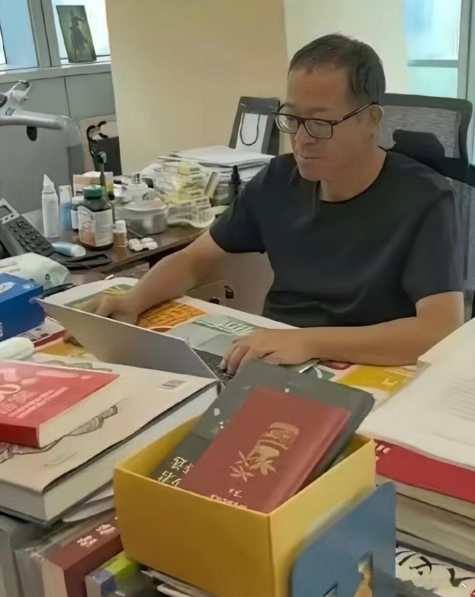 左边是董宇辉的办公室，右边是俞敏洪的办公室，说明什么？