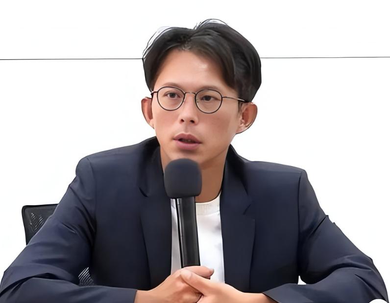 这句话，黄国昌听着怕是扎心！有人问柯文哲：2028蓝白再合作，民众党只配当副手？