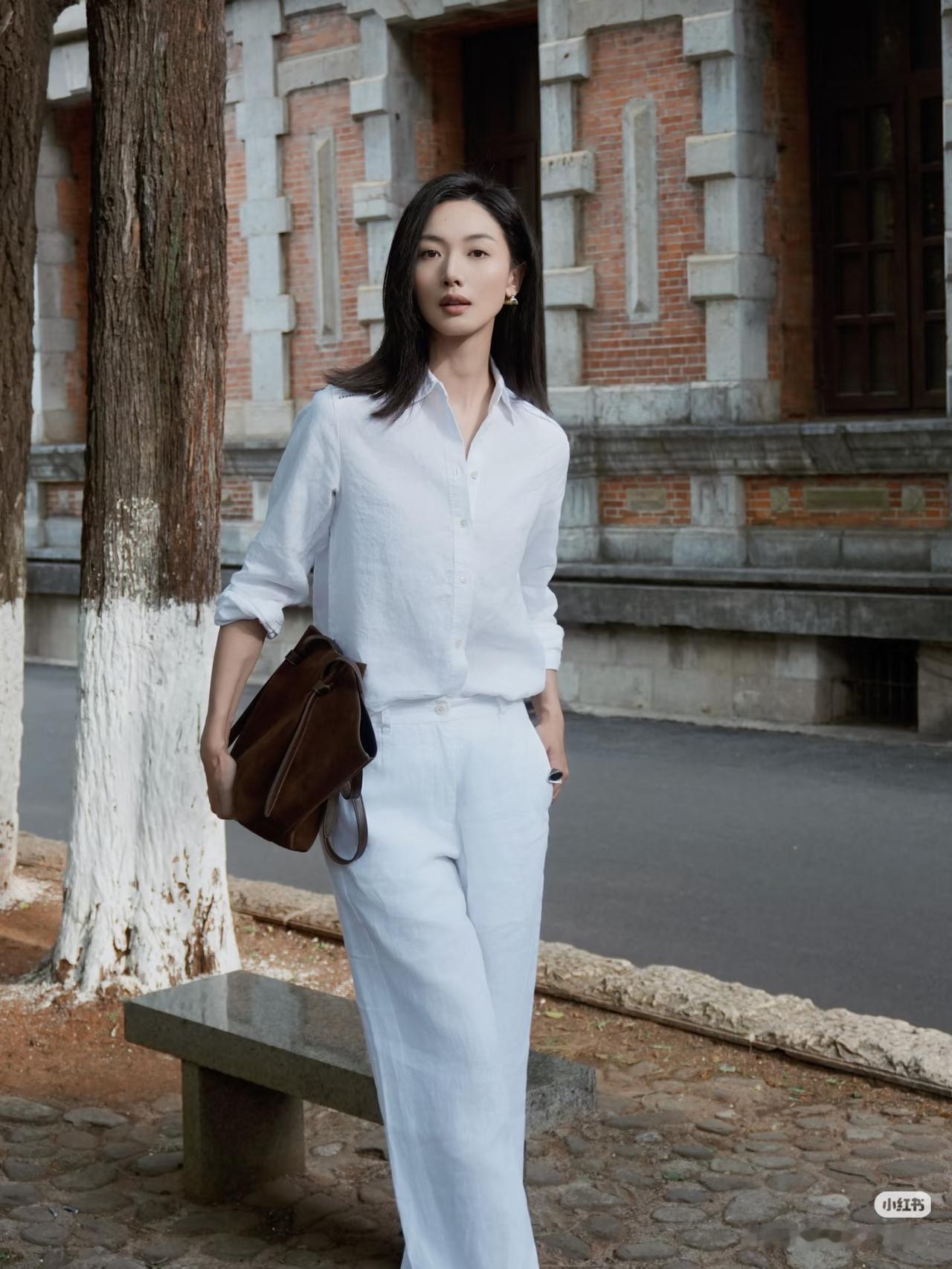 白衣飘飘，步履生风。