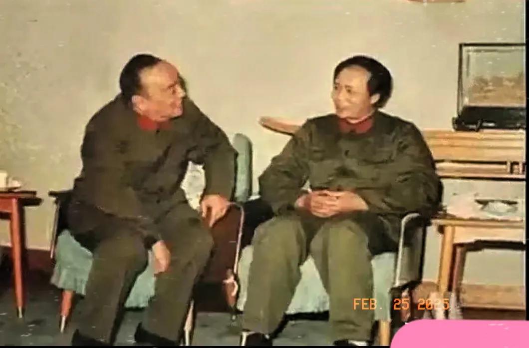 珍贵的历史老照片。这是一张1983年，杨尚昆接见特技演员古月时的场景，画面中古