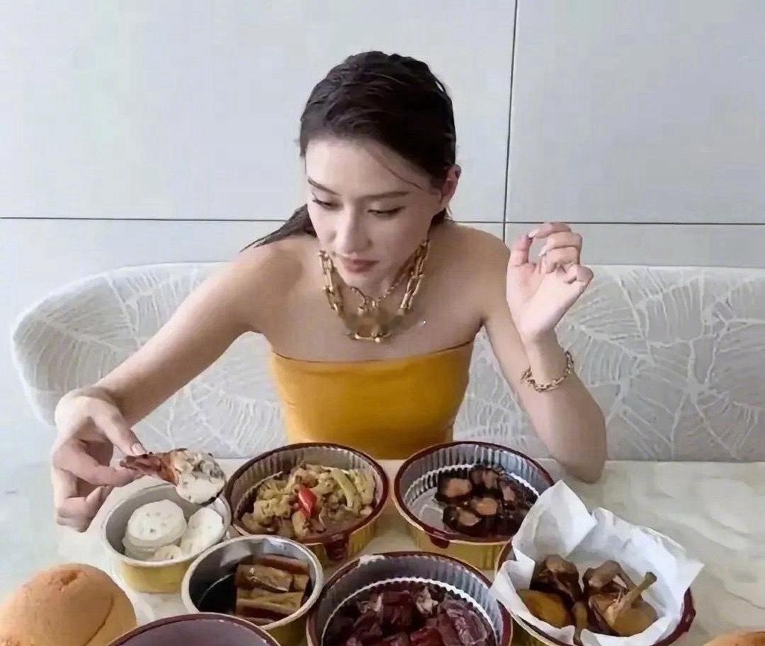 富二代何超莲的下午茶贫穷限制了我们的想象