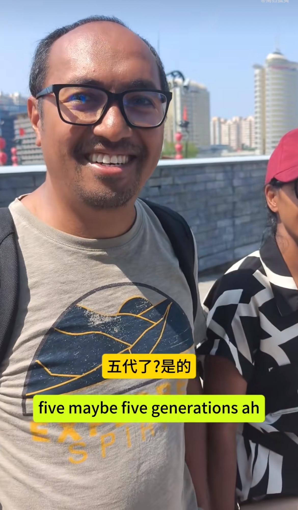 这个长相看起来很像外国人的男子其实是华裔，一百多年前祖辈移民马达加斯加，但他已经