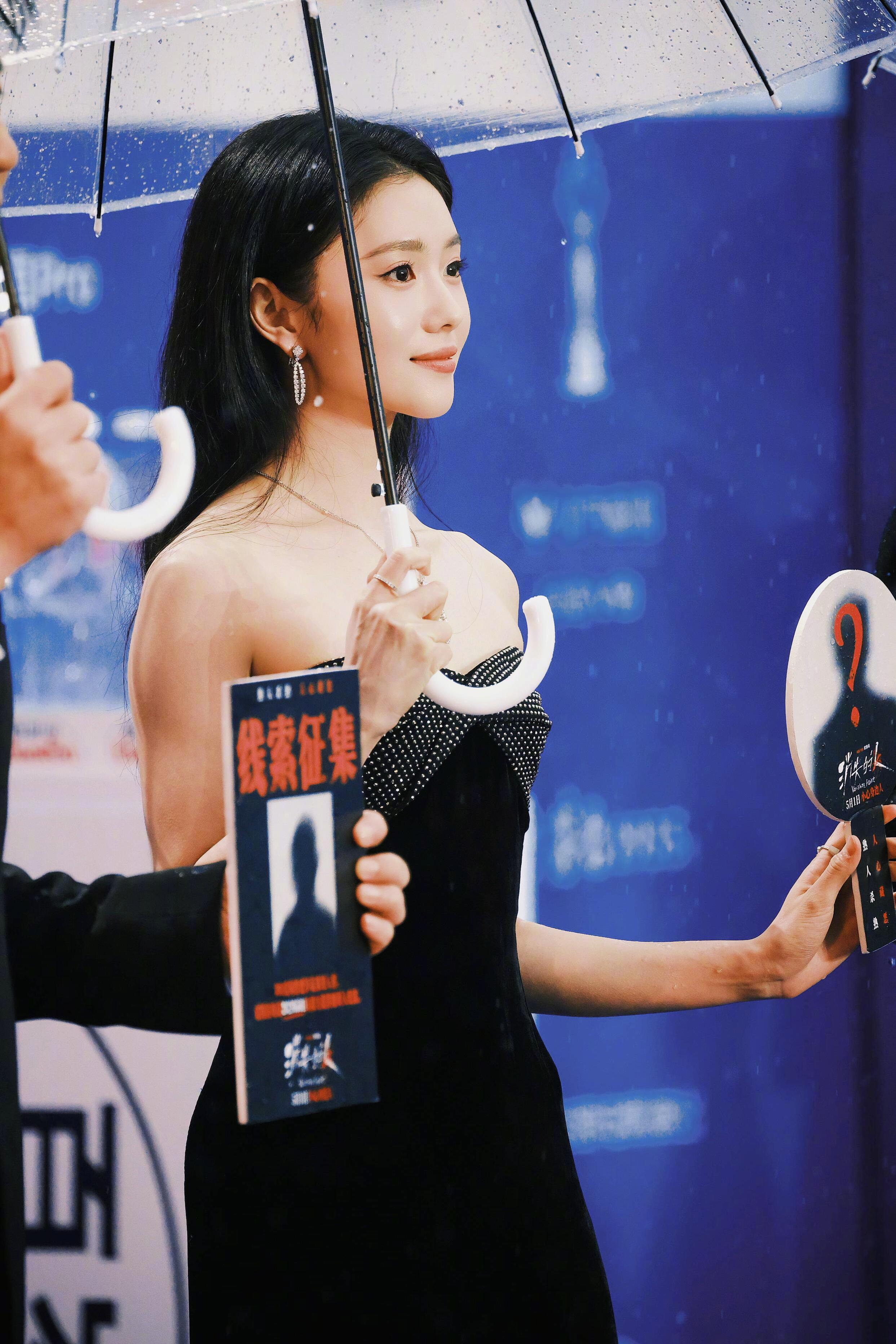 摄影师镜头下的刘浩存丨落日人间的小鹿🥹刘浩存被男粉强行合照