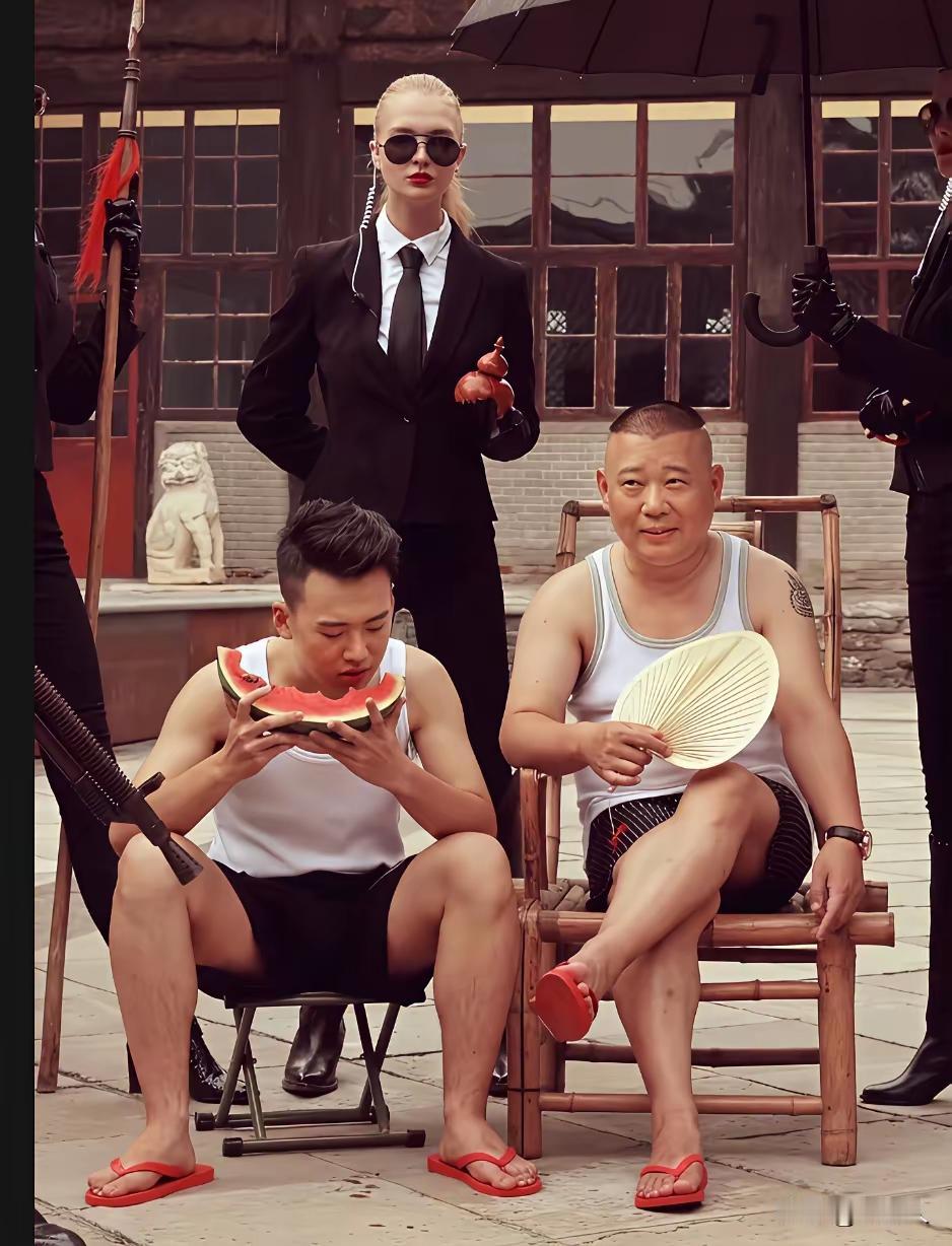 郭德纲和郭麒麟穿上了父子装，都是白背心、黑短裤，脚蹬红色人字拖。这装扮朴素中透着