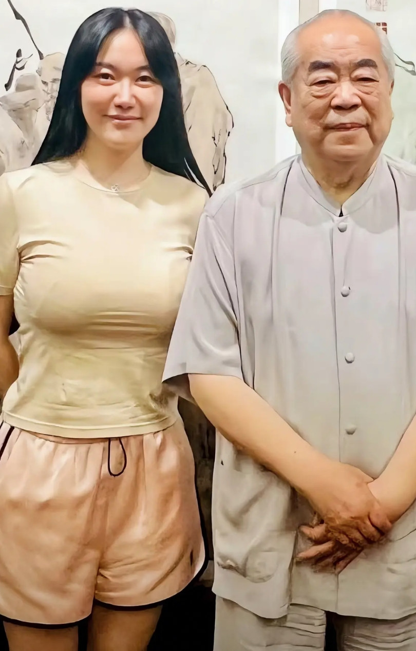 你绝对想不到范增的第四任妻子徐萌曾经是模特，她也是武汉大学毕业的，而且还是当