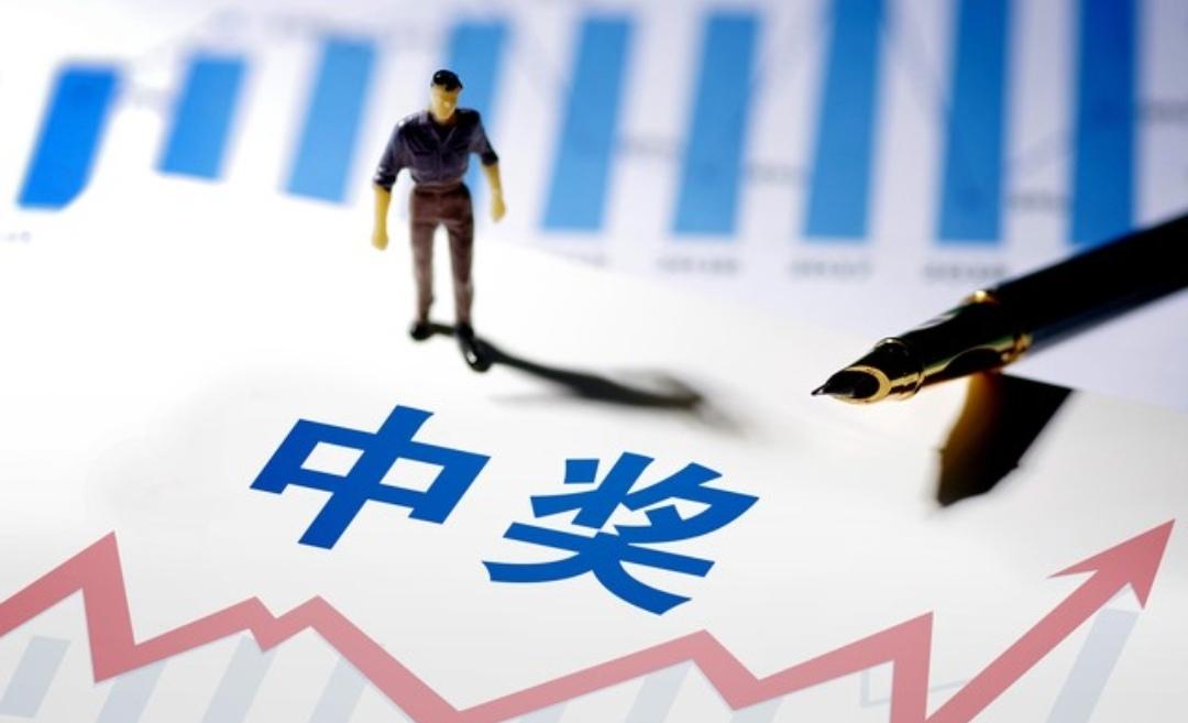    清晨加班路过彩票店，看到电子屏上滚动播报着有人中了十万块，突然觉得手