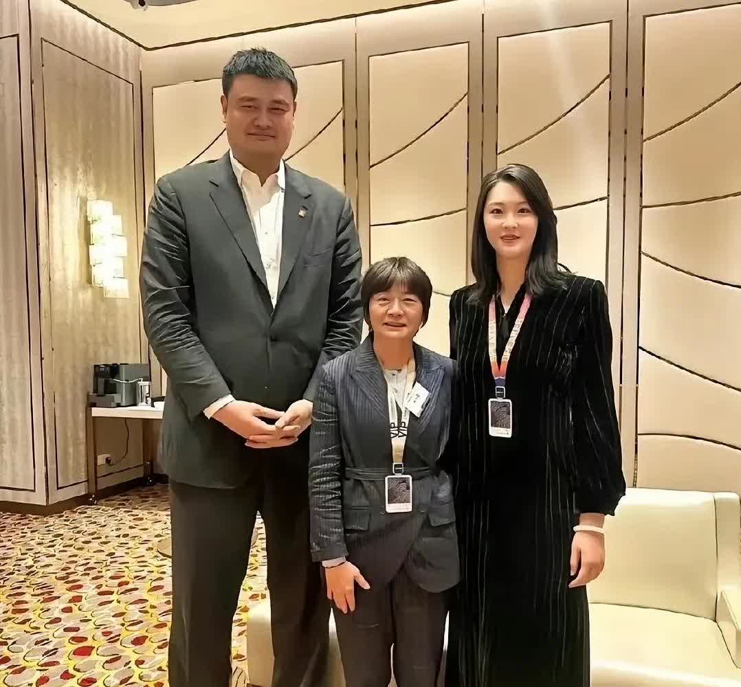身高1.92米的惠若琪，站在姚明的身边也变得小鸟依人了！