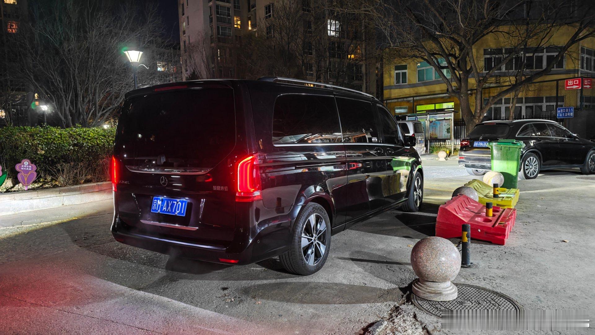 忙完了一天，收拾收拾奔机场，国航VIP这大奔V太舒服了，中排拉到最后就是卧铺啊。