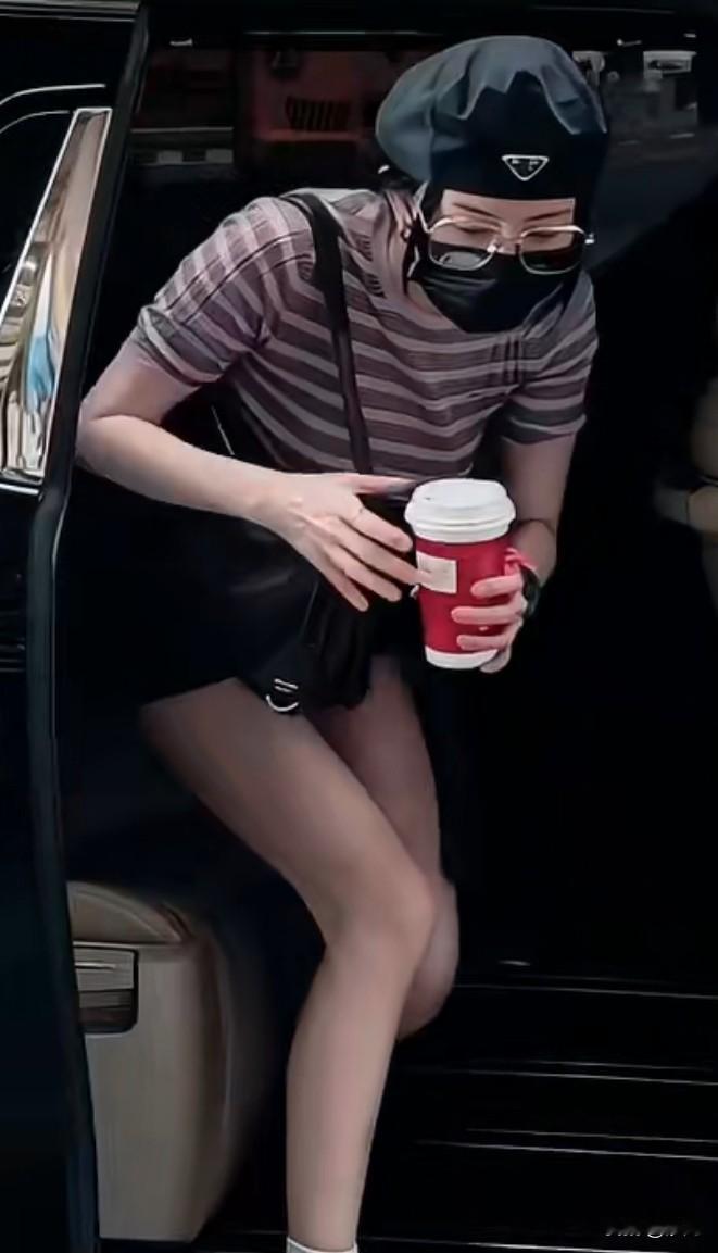 杨幂辣妹穿搭杨幂辣妹穿搭，杨幂戴眼镜，短袖条纹体恤搭配深蓝色超短裤，再搭配