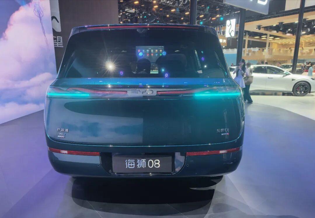 成都车展上，比亚迪海狮08算是展台关注度很高的一台家用中大型SUV，五座、