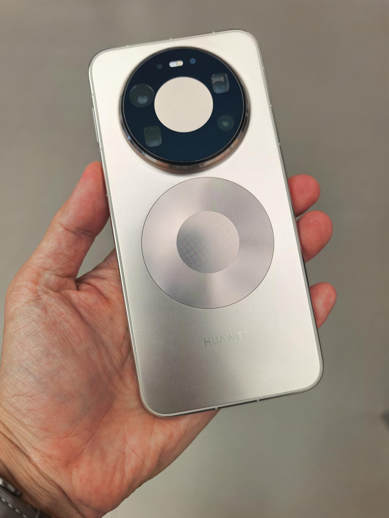 昨天上手了华为Mate80ProMax，几个信息点:1，比上一代降价了，但更强了