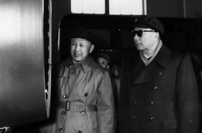 1960年3月的一天，聂荣臻突然将周恩来从会议室叫出来，聂荣臻面如土色地说：“收