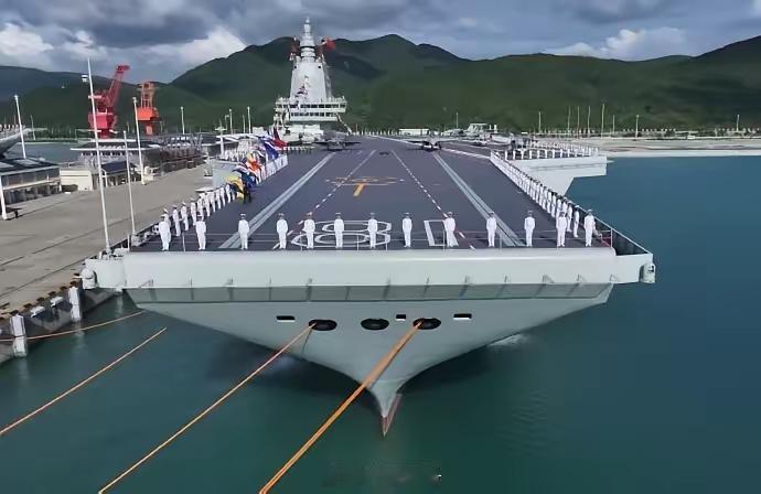 福建舰终于出发了，出一趟远门了！12月16日中美军方会面时，福建舰穿越台湾海峡，