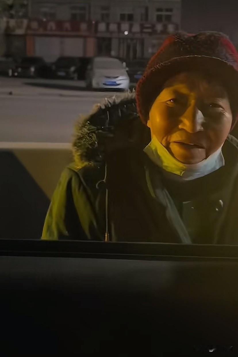 山东德州。凌晨五点，男子开着汽车在路上行驶。由于太早，而且又是冬天，路上连个人影