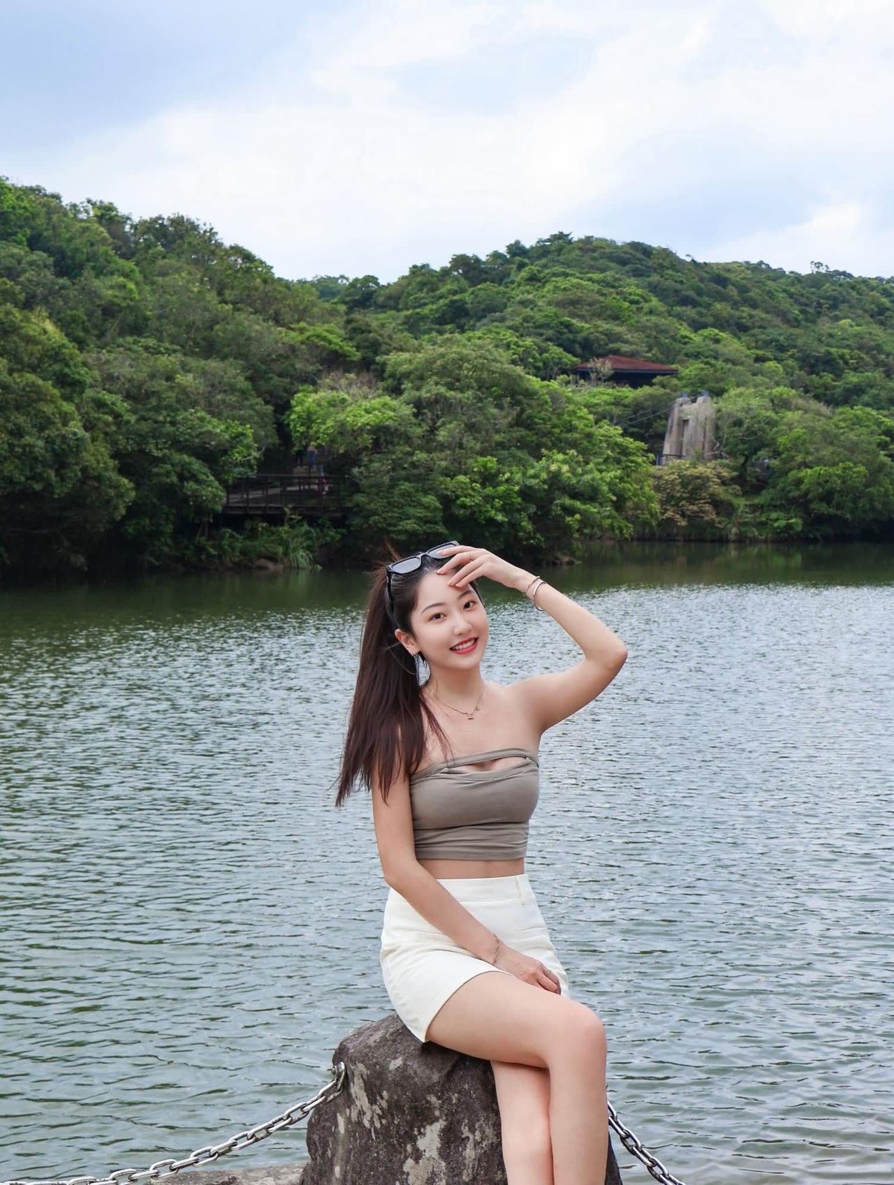 初秋氛围感穿搭湖边氛围感拍照假装在度假出游吸睛look