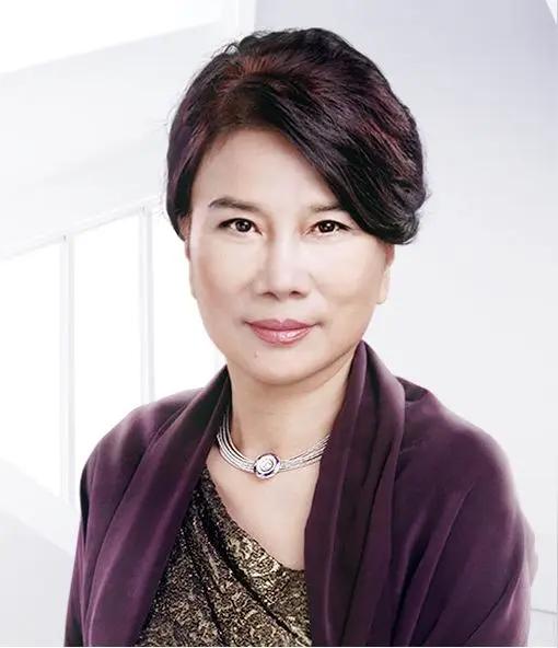 有一次，主持人问董明珠：“您和王建立、刘强东、马云这些大佬那么熟悉，平时交流多吗