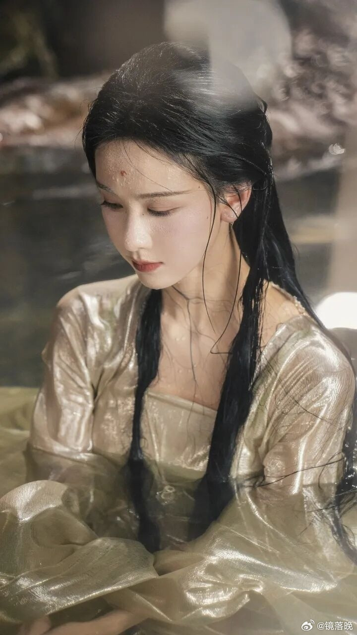 陈都灵原图直出镜头越生越美，陈都灵无修原图直接封神，清冷氛围感拉满