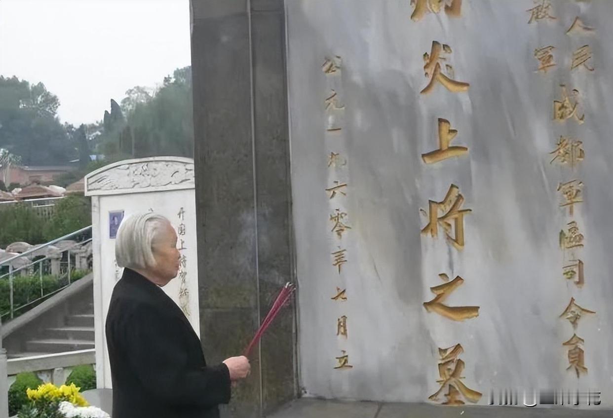 82岁长女跪在开国上将父亲墓前痛哭：爸，我讨了15年饭才找到你！这一幕发生