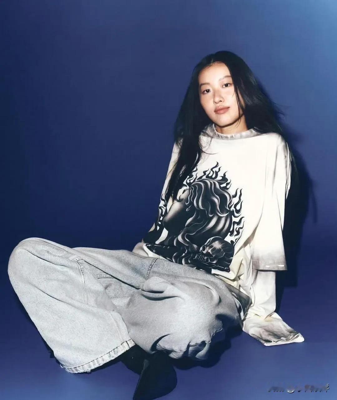 陈奕迅和徐濠萦的女儿陈康堤（小名包包）今年20岁，最近正式以歌手身份出道，签约了