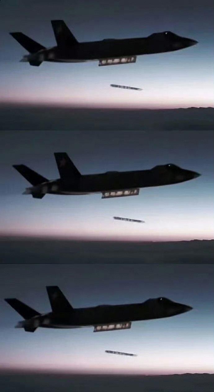 首次曝光歼20扔光杆弹，以前从来没见过这个型号霹雳15采用了可折叠弹翼这种