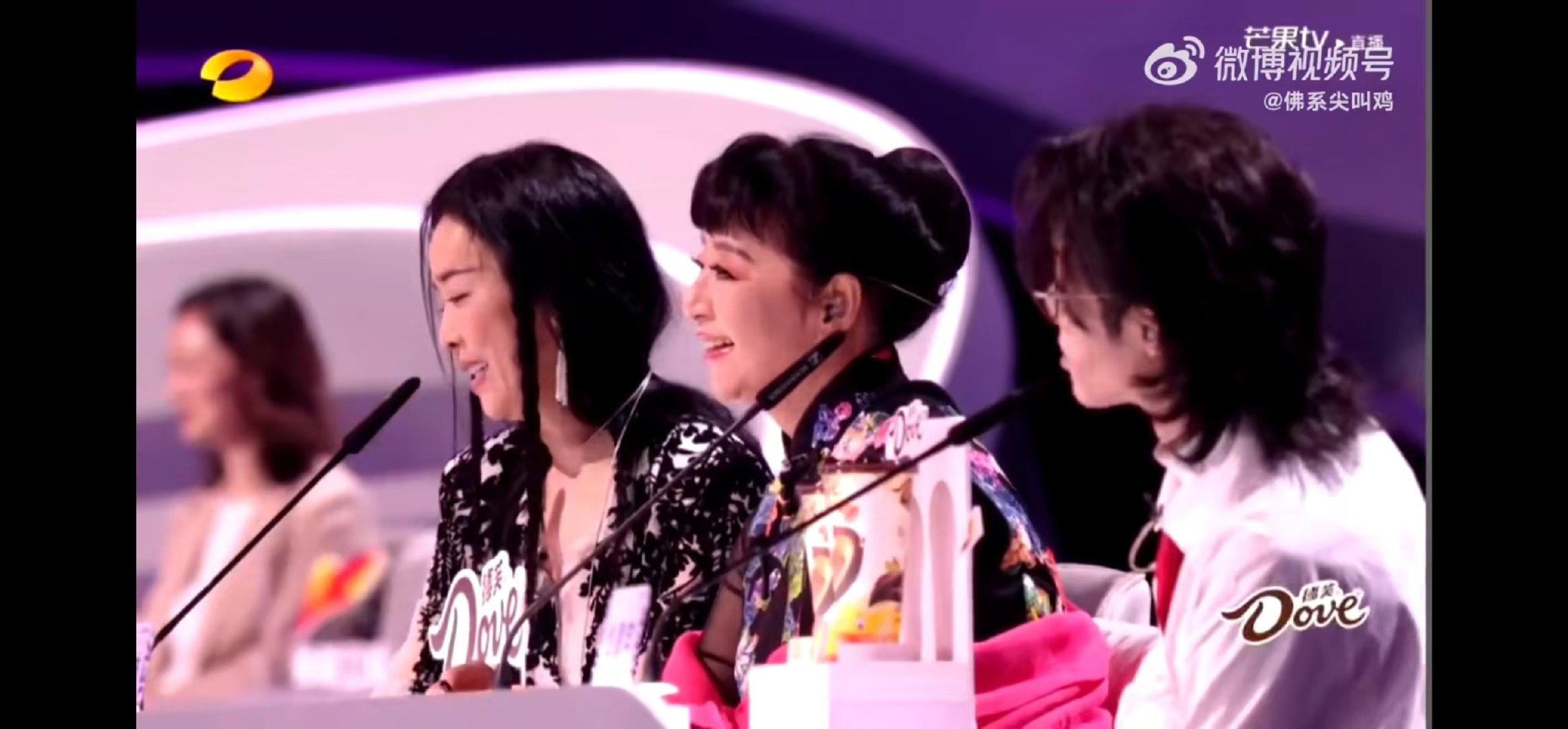 华晨宇2025年还能看到这么有梗的名场面太惊喜了！华晨宇在评委席上的状