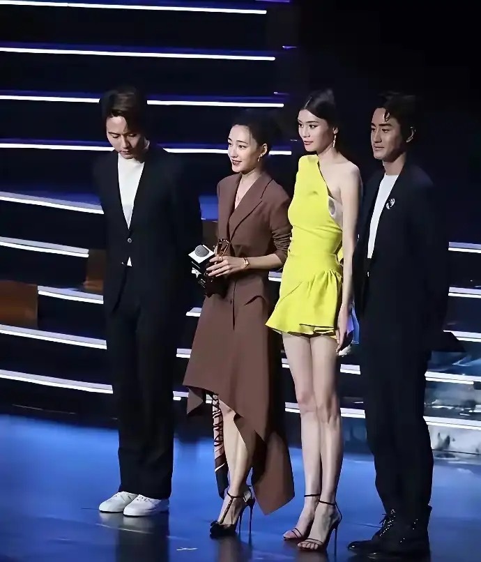 这种鞋子穿着不累吗？还是已经习惯了，王丽坤的脚都快弯成90度了