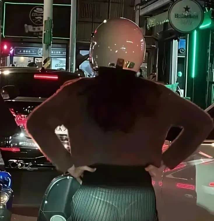 挺好奇的，下班回家第一次看到骑特斯拉的！