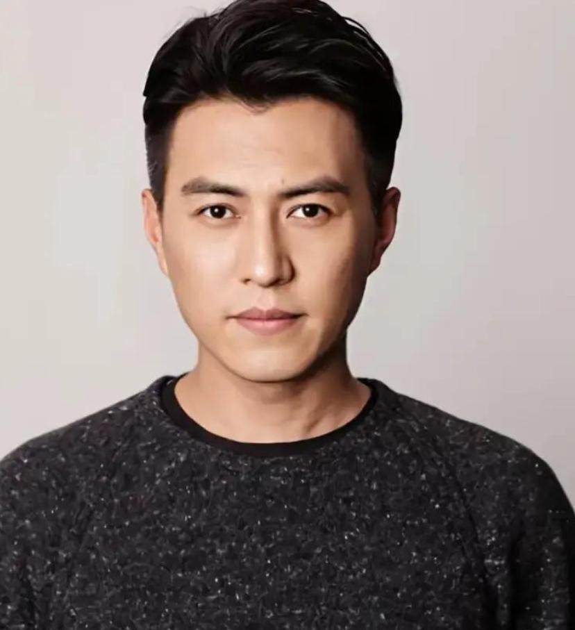 当年名不见经传的靳东顶着全家人几乎能把他淹没的强烈反对，甚至不惜冒着与老父亲彻底