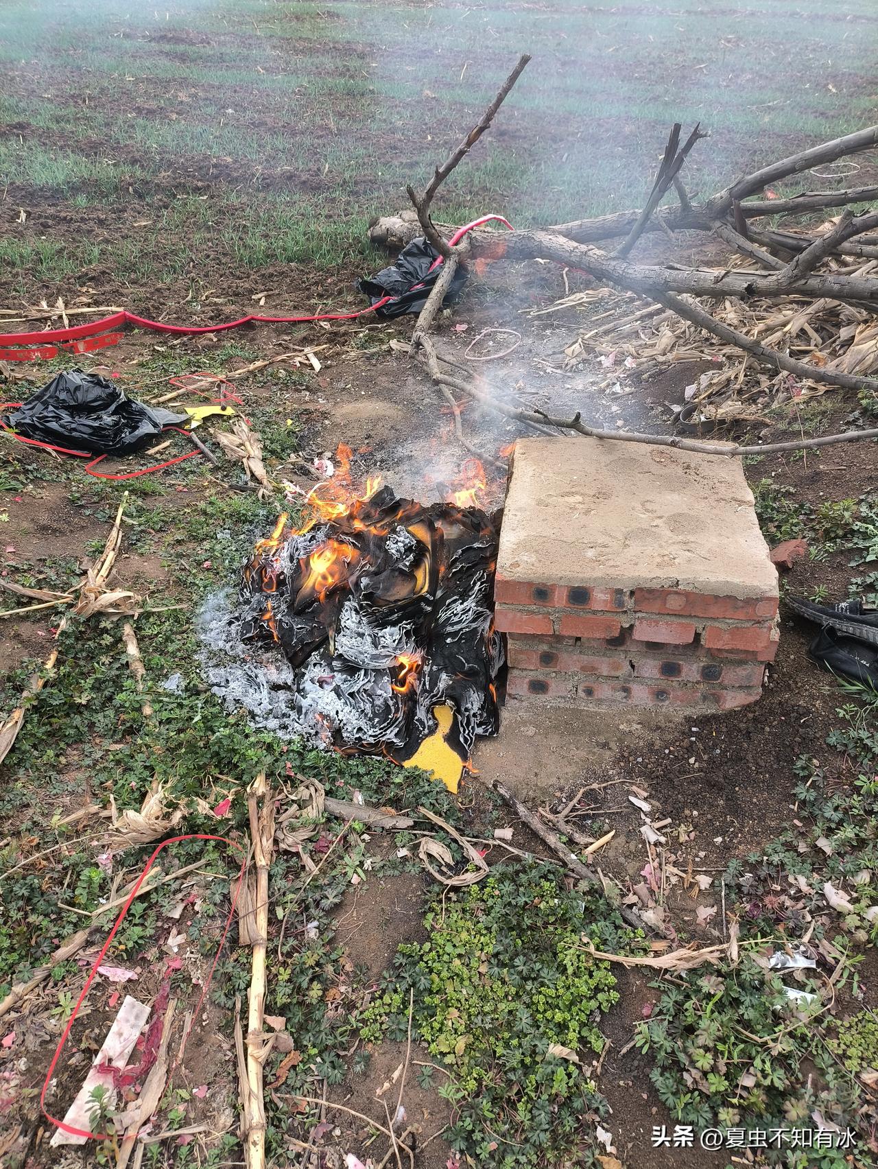 女儿真的不能上坟吗？网上有不少人传言“女儿不可以上坟！”还声称女儿上坟对娘家人