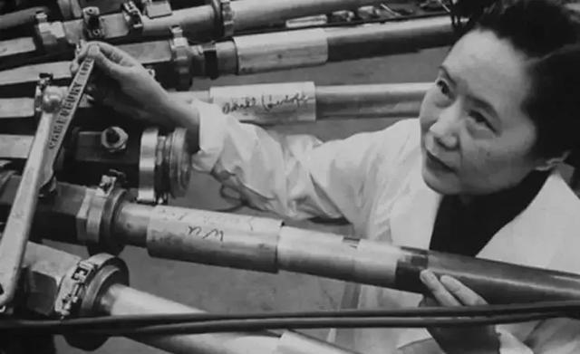 她是世界著名的物理学家，曾为美国研究原子弹，晚年回到中国，赢得了无数国人的尊敬，