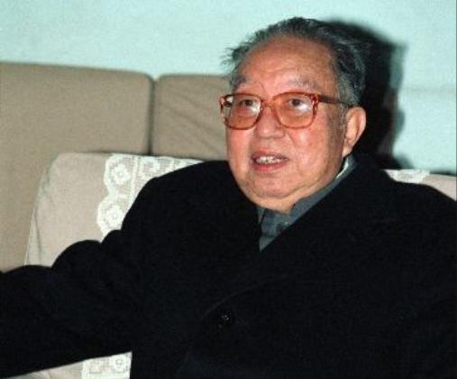 1976年毛主席病重时，“四人帮”认为华国锋不足为虑，劲敌还是老资格领导