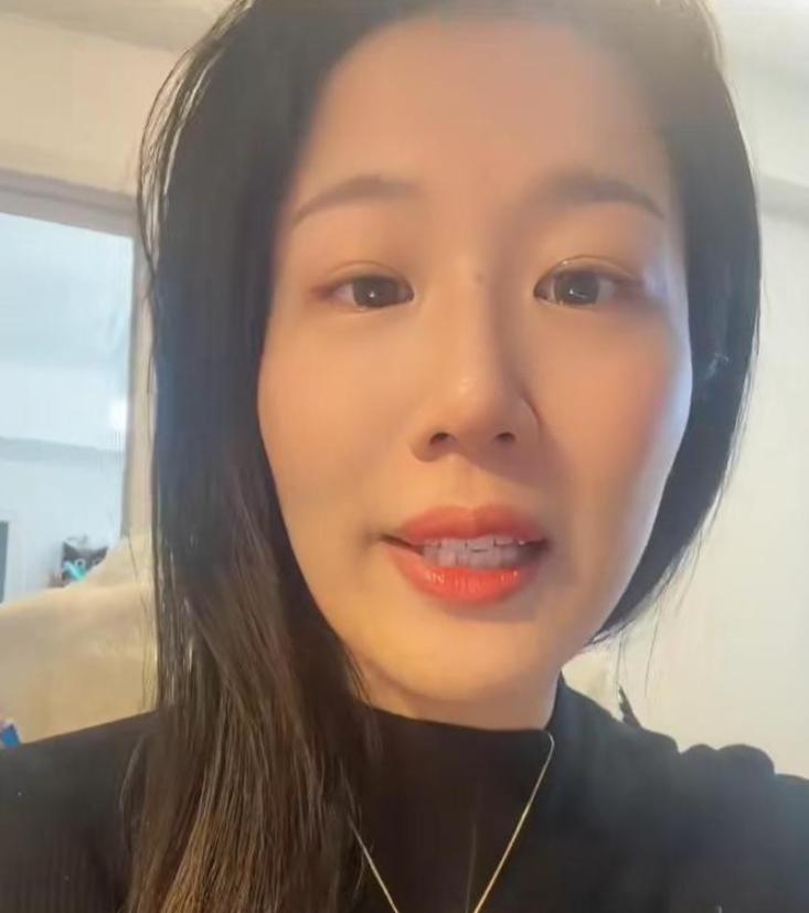 “这是迷信吗？”一对情侣年后找中介租了套老房，本来还算满意，结果打扫卫生收拾床底