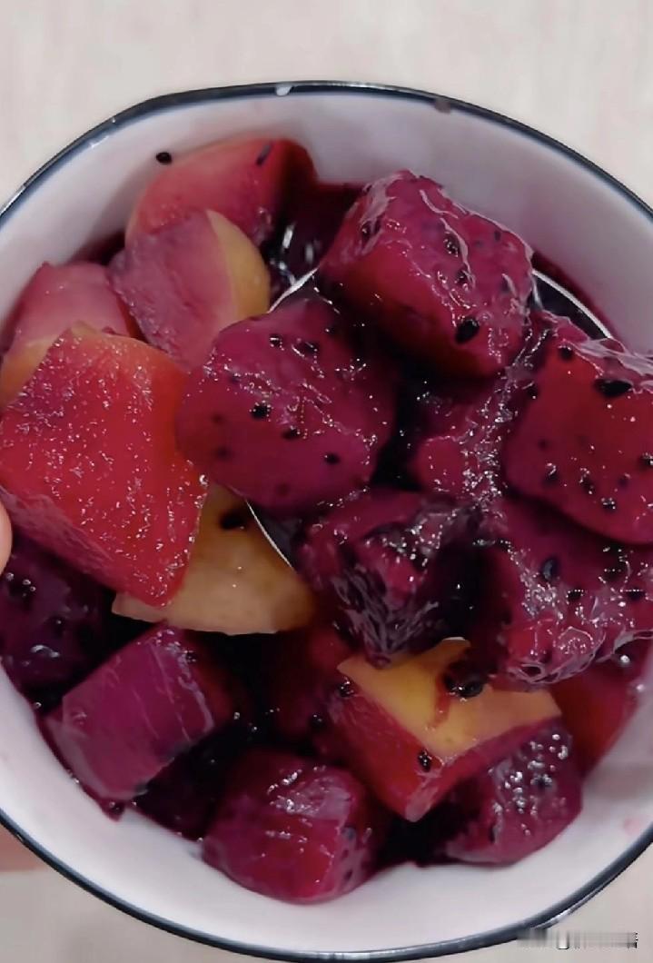 我发现，父母总是偏向那些条件差的孩子。就拿我们家来说，我家兄弟姐妹三个，我是