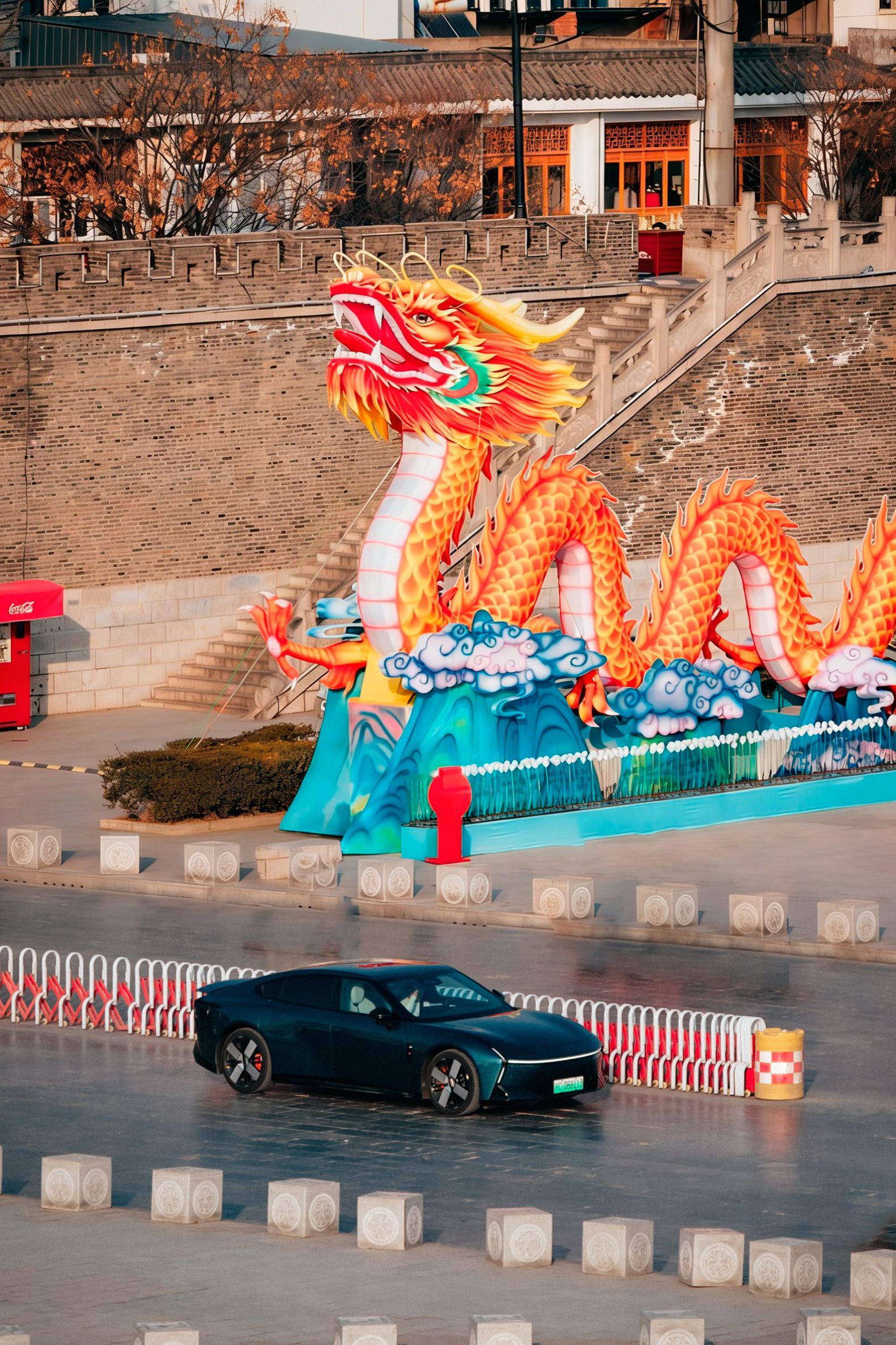 春节假期第一站，我来到了寿县古城当小鹏P7的未来感轿跑撞上千年古城墙，这种跨次元