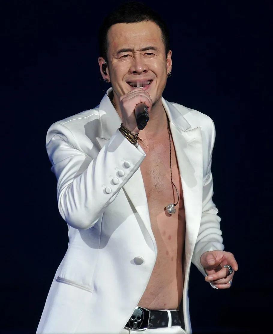 52岁杨坤的感情经历1、白雪1994年，杨坤北漂时生活潦倒，住地下室、无