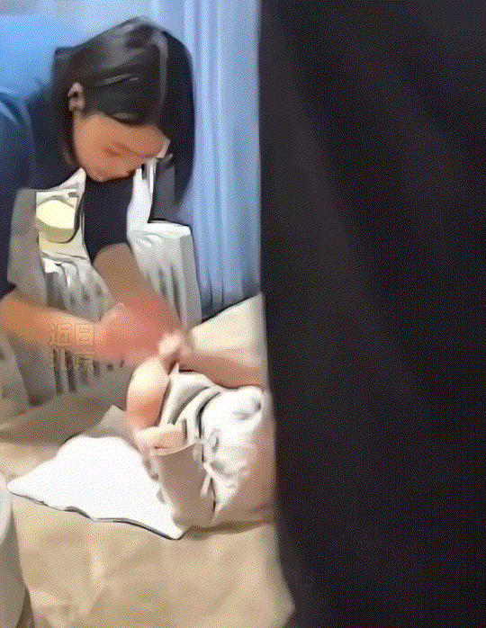 太突然了，北京，一宝妈正在给9个月大的宝宝换尿不湿，这宝爸则负责给宝宝冲奶粉，而