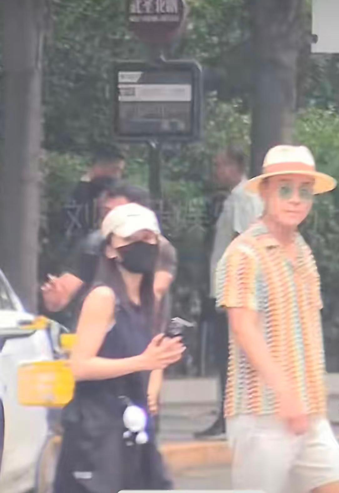 洪尧这波，属实让人有点意外？吴谨言返京被拍，小两口本来好好逛个街，画面挺日常