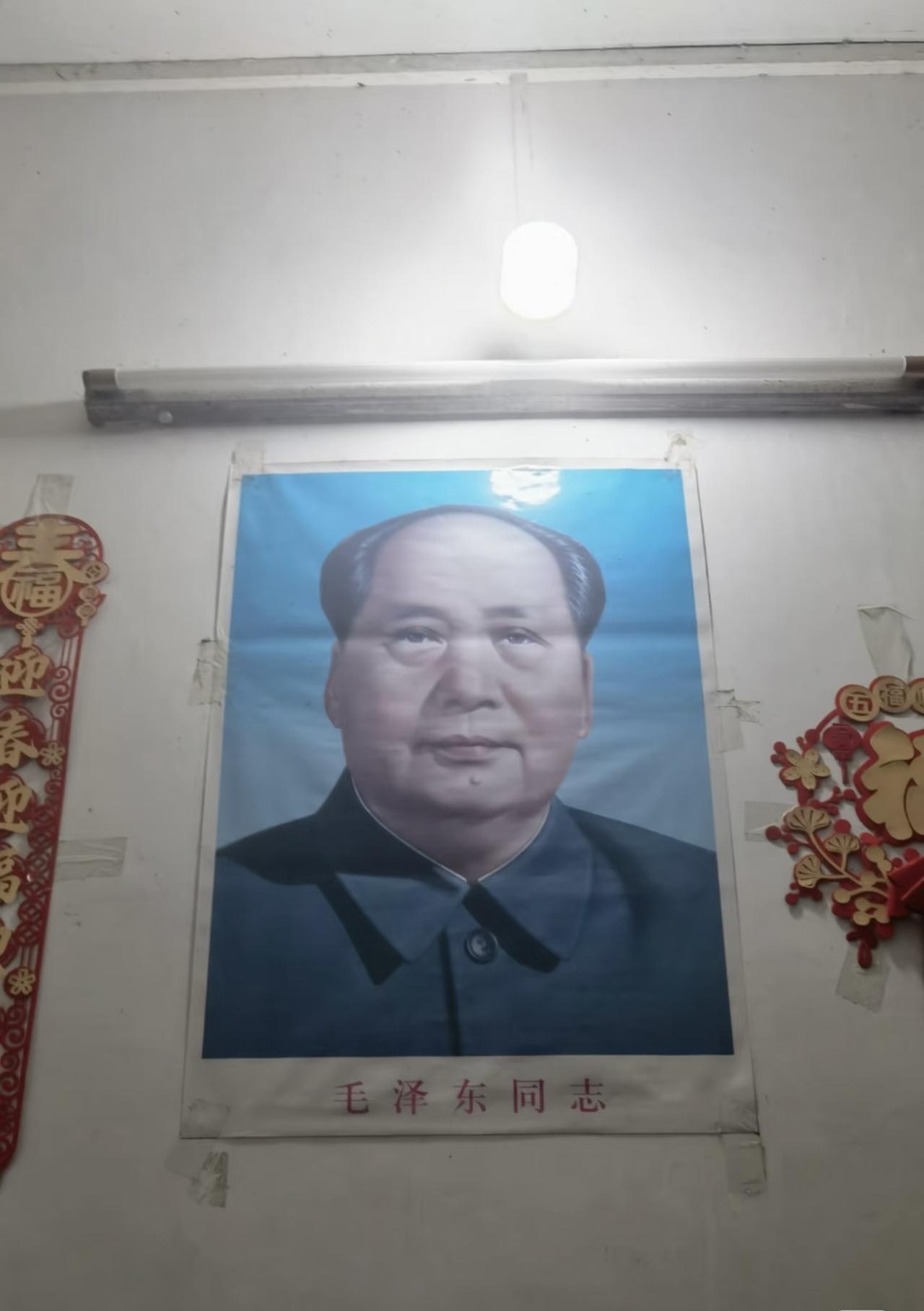 昨晚去朋友家吃饭，真的被狠狠触动了。他家墙上一直挂着毛主席像，本以为是老人怀