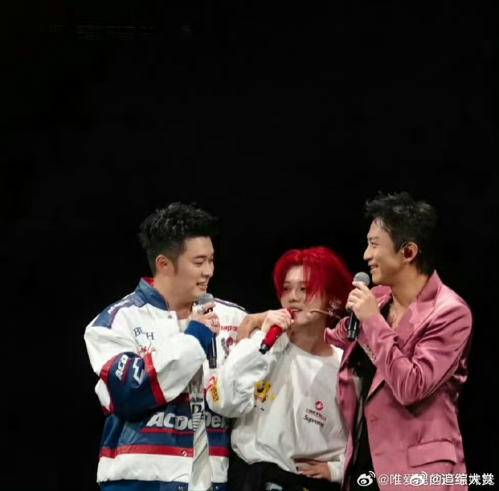 邓超陈赫鹿晗演唱会同台鹿晗邓超陈赫合唱五哈主题曲是谁又在羡慕今晚鹿晗演唱会现场