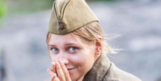 1945年，一个苏联女兵看到一个日本战俘英俊潇洒，她悄悄对男人说：“如果你答应和