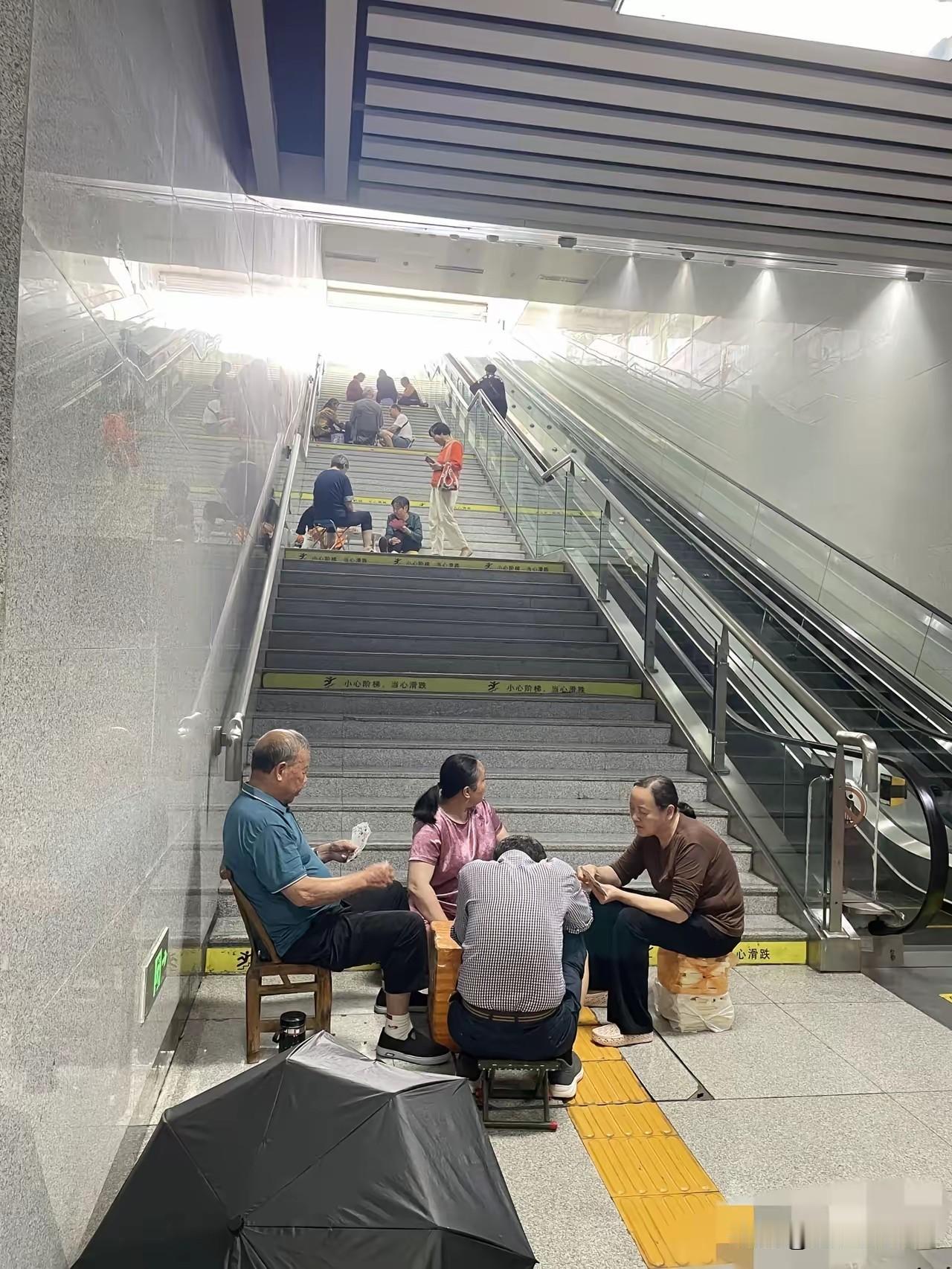 难怪说长沙是最具幸福感的城市！现在天气渐渐转热，在长沙树木岭地铁站，很多当地老