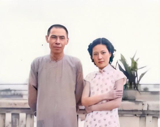 🌞1965年，杜月笙的四姨太姚玉兰外出打牌，突然感到全身发热，焦躁不安，她