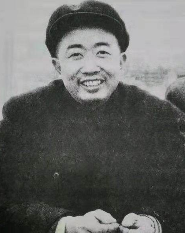 1952年，朝鲜战场上，志愿军抓获了一名间谍，搜身时，志愿军战士在间谍胸前一摸，