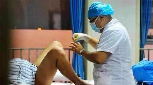 孕妈产下宝宝以为完事了, 助产护士把手伸了进去