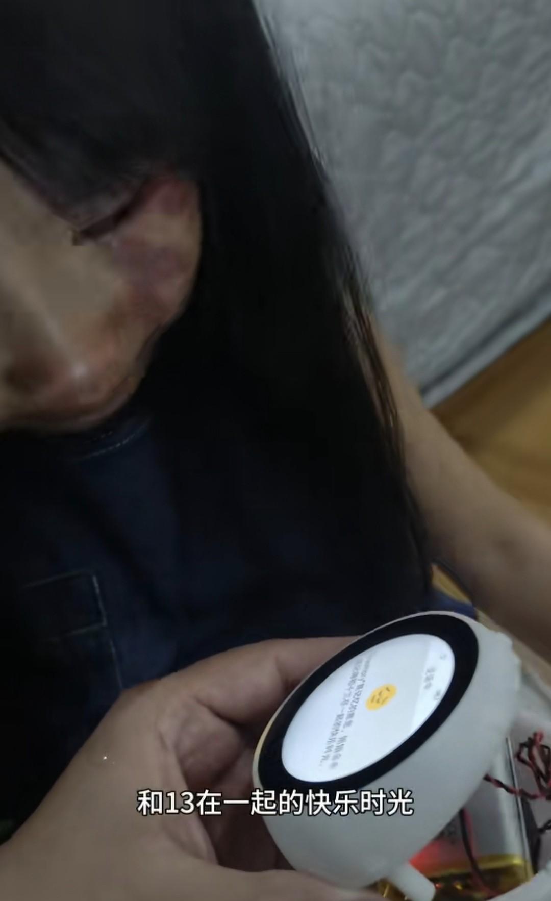 今天看抖音，这个叫十三的小女孩把父母给她买的AI机器人摔坏了，爸爸把这个机器人死