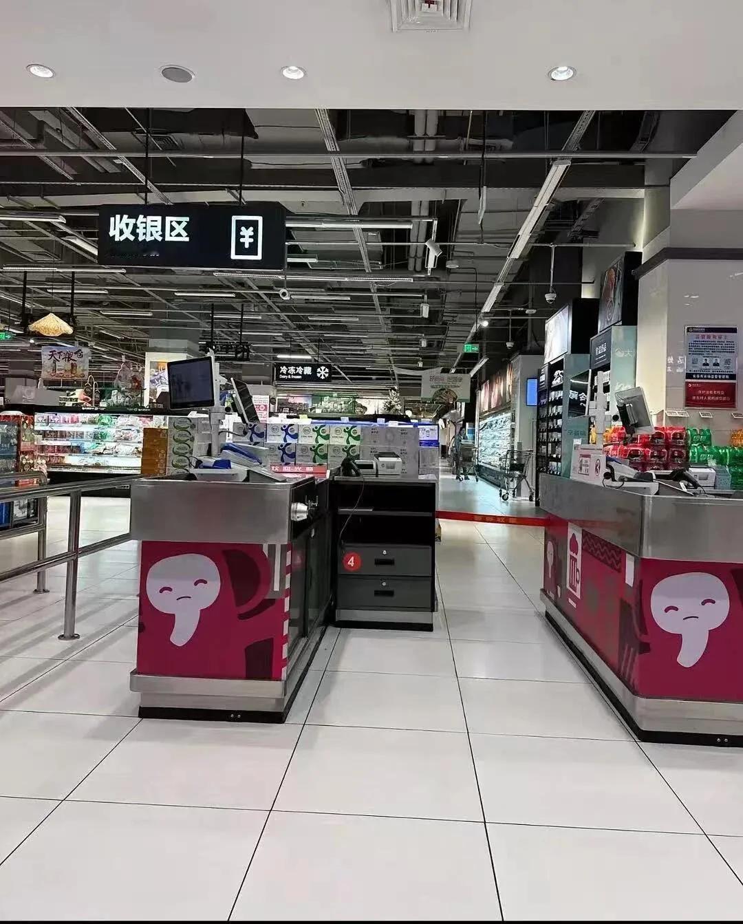 我家附近有个超市招收银员，一个月3200，我在家赋闲，就去应聘了。当时讲好的，