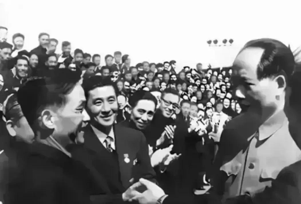 这张珍贵的照片拍摄于1957年4月14日，毛主席亲自接见上海电影的代表和香港的电