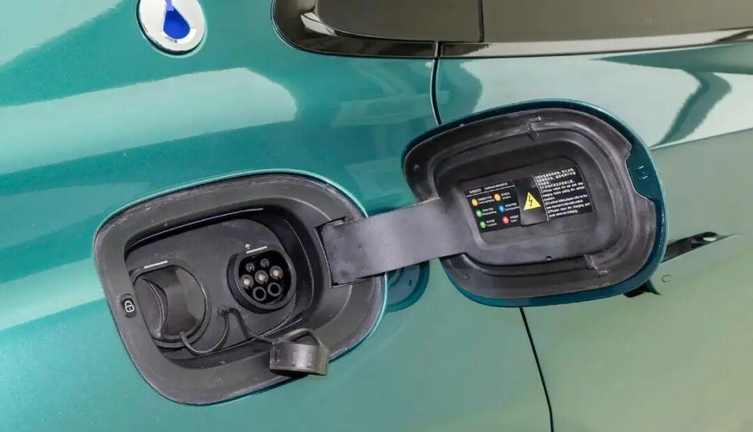 零下30度，你窝在车里，盯着充电桩屏幕，手冻得连手机都拿不稳。这种日子，比亚迪说